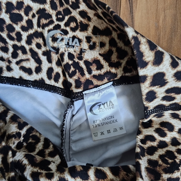 Zyia Leopard Brilliant Scrunchy Hi-Rise 7/8 24”size 4 - Picture 2 of 3